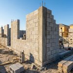 découvrez l'importance du poteau raidisseur pour renforcer un mur en parpaings de grande longueur et garantir sa stabilité.